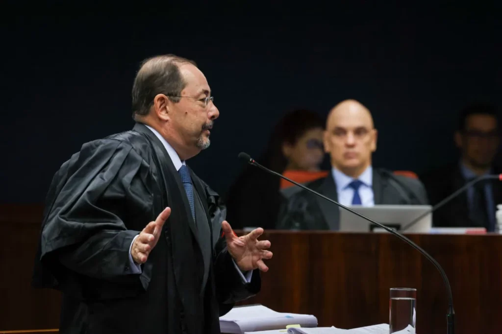 2º dia Julgamento Bolsonaro: defesas atacam delação de Cid e negam golpe