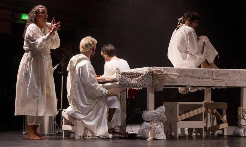 ‘Os irmãos Karamázov’ volta ao Rio com acessibilidade integrada à peça.